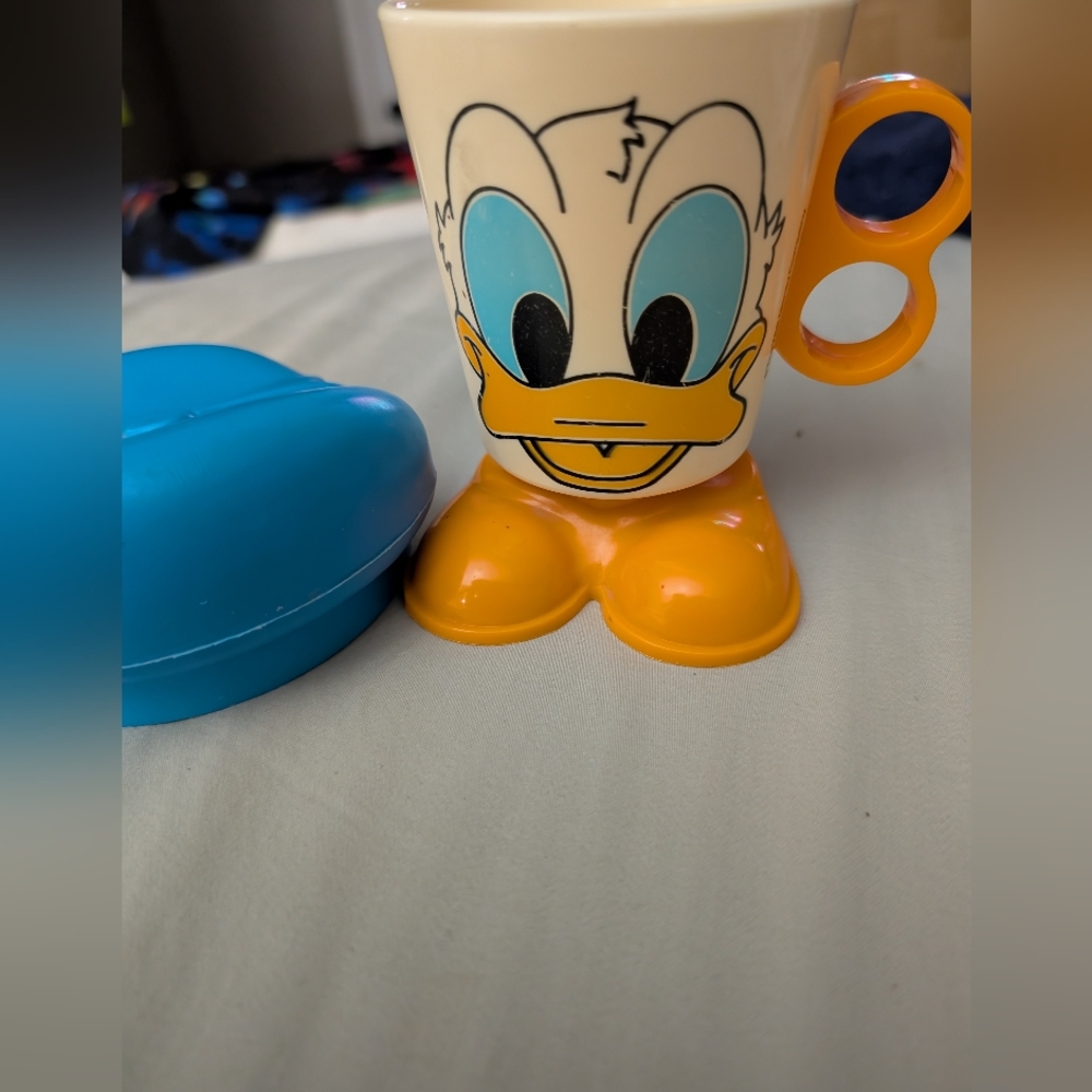 Mickey Mouse And Friends Donald Duck Plastic Feet Mug With Lid/hat